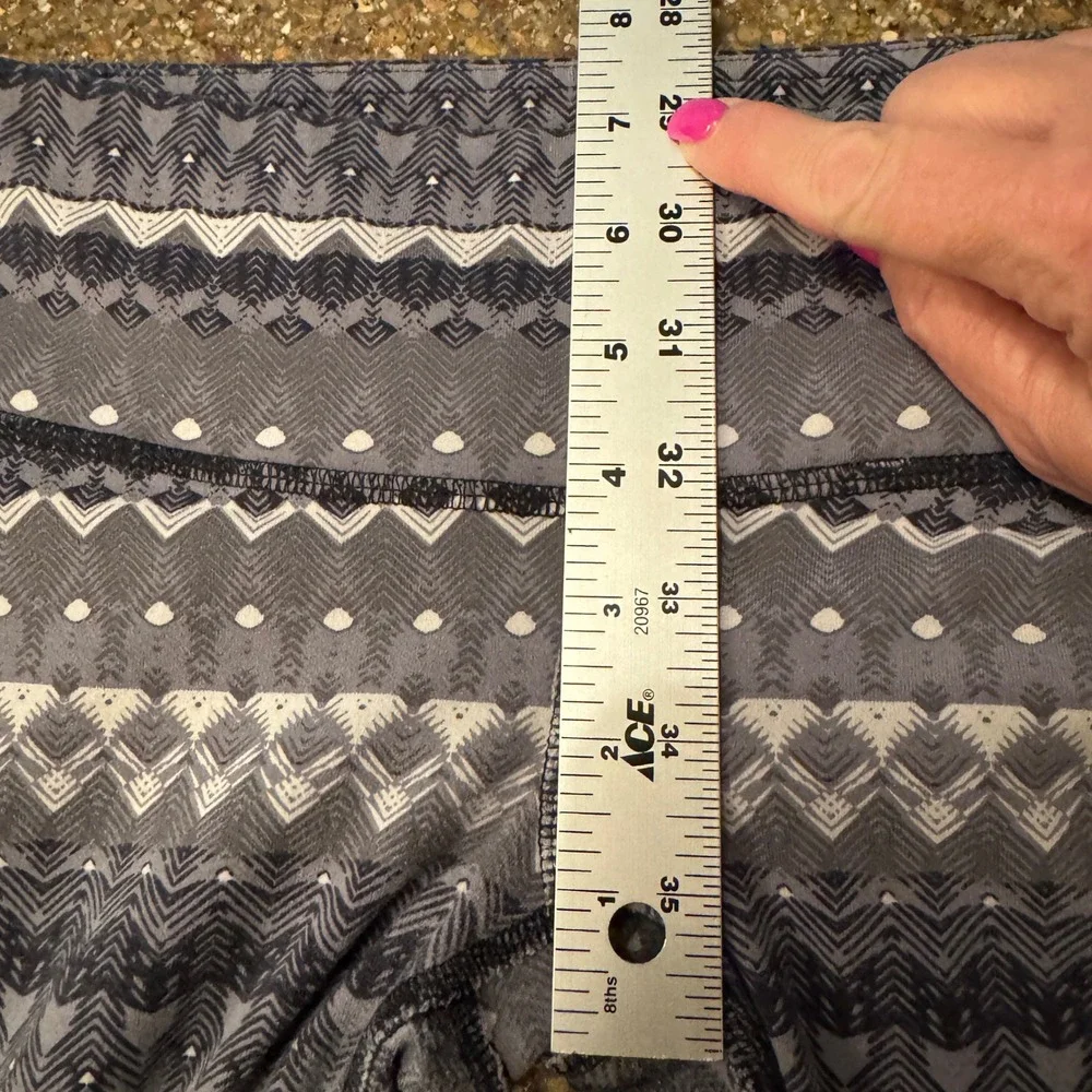 Alo Yoga Women's Airbrush Leggings XS Arctic Illusion Tribal Print Gray Black